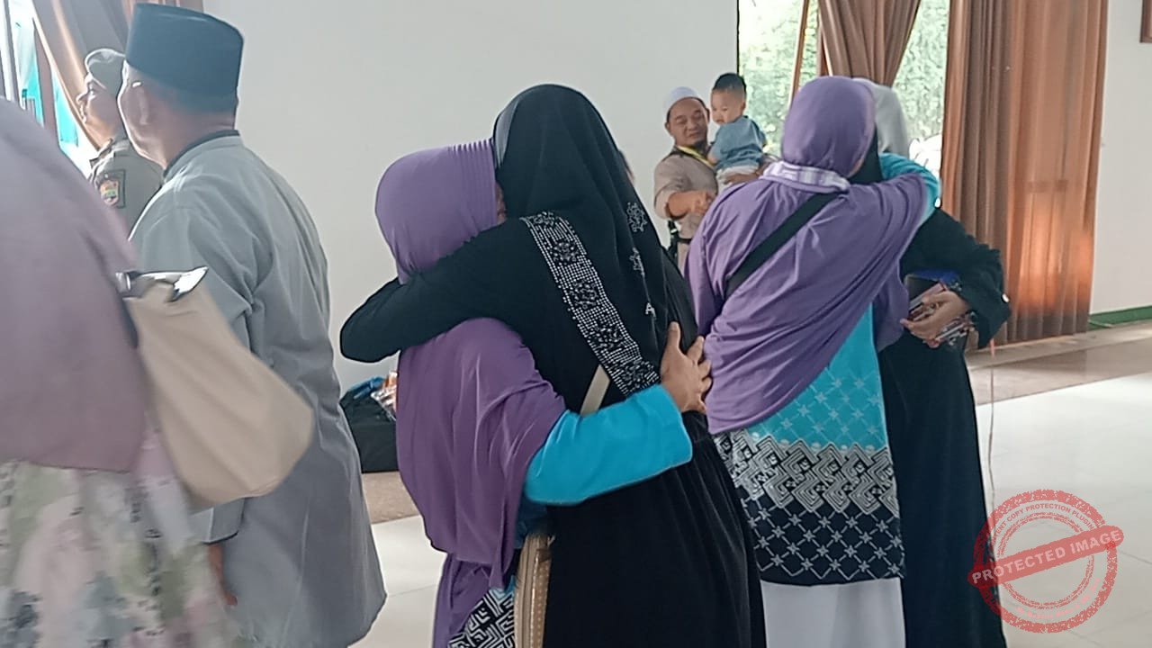 Haru-bahagia keluarga saat menjemput kedatangan Jemaah Haji Ciamis kloter 15 di Islamic Center.