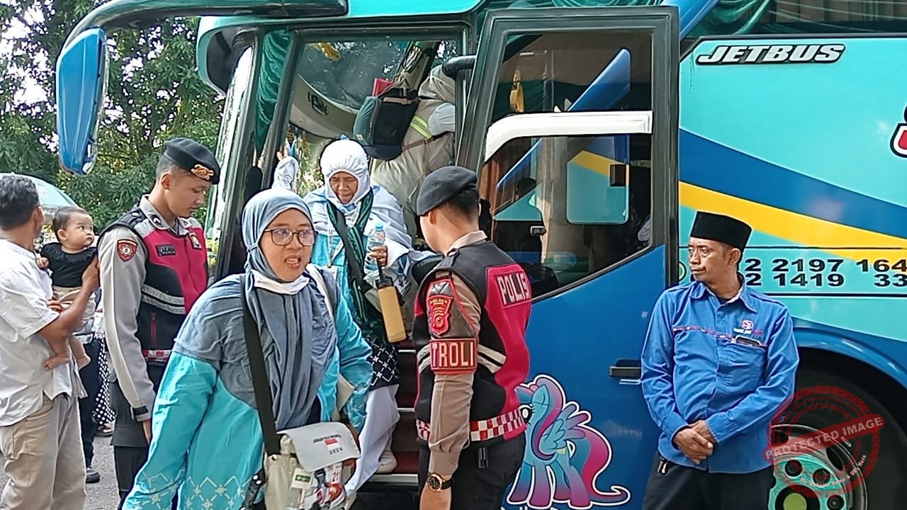 Jemaah Haji Ciamis kloter 15 tiba di islamic center setelah menunaikan ibadah haji.