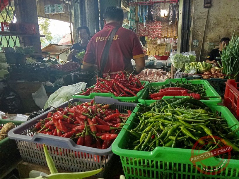 Deretan cabai segar dipajang di lapak milik Bu Seni di Pasar Manis Ciamis, Senin (15/6/2026). Meski harga komoditas cabai merah mulai jinak, para konsumen di Ciamis masih harus menyiasati lonjakan harga bawang merah yang kini menyentuh Rp 48.000 per kilogram serta tomat yang naik menjadi Rp 18.000 per kilogram. ​(Foto: Istimewa)