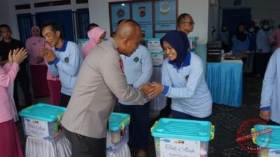 Kapolda Jabar Salurkan Bansos ke SPPG Garut