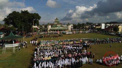 Pemandangan dari udara yang menakjubkan ini memperlihatkan antusiasme luar biasa ribuan warga yang memenuhi Alun-Alun Manonjaya, Kabupaten Tasikmalaya, dalam rangka Gebyar Muharram 1448 Hijriah, Selasa (16/6/2026). (Dok, foto. Istimewa)