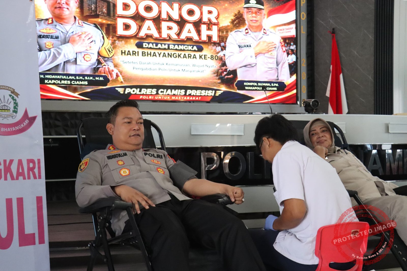 Kapolres Ciamis, AKBP H. Hidayatullah saat donor darah di Aula Pesat Gatra Polres Ciamis. (Dok, foto. Humas Polres Ciamis)