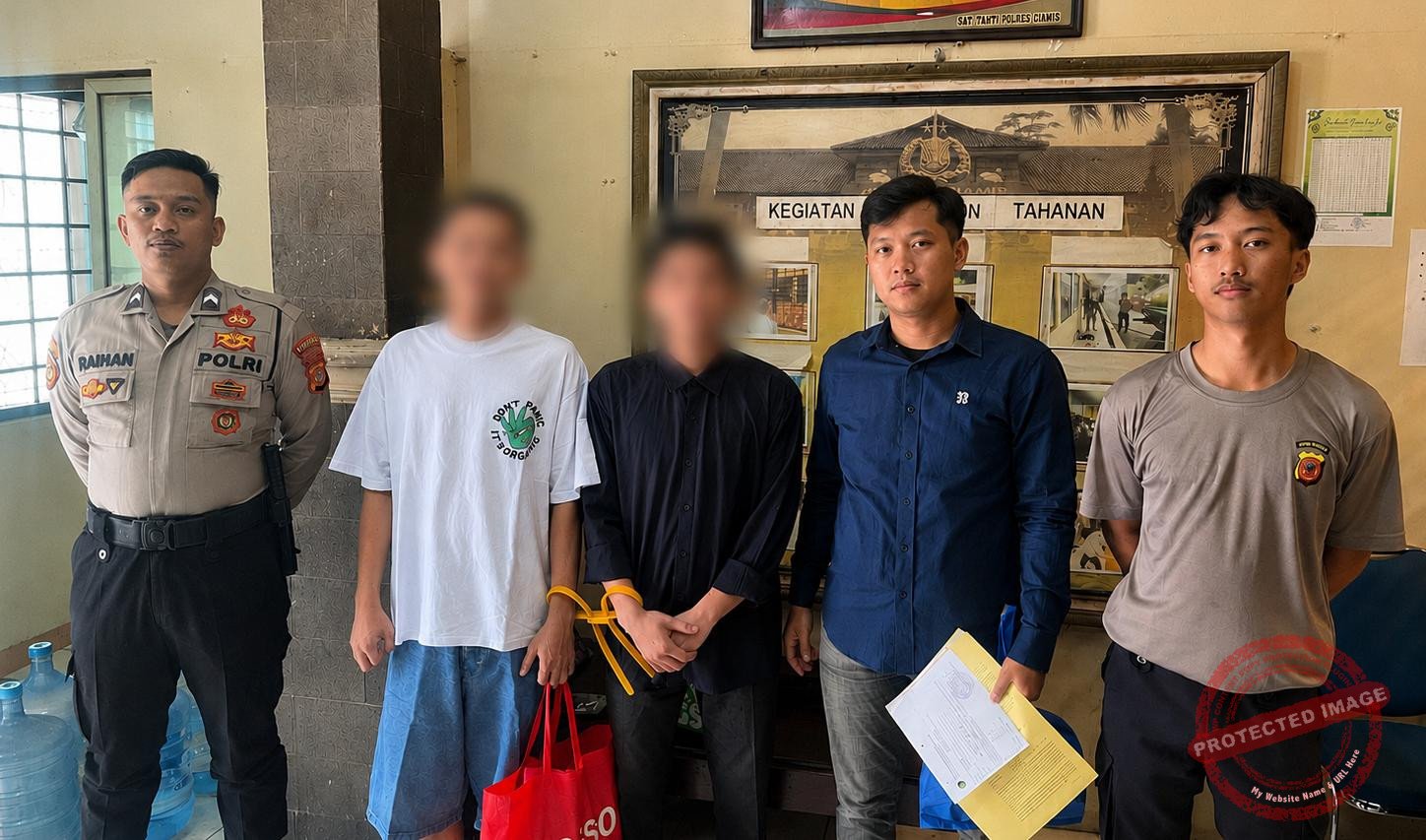 FER dan RA, dua tersangka kasus dugaan peredaran tembakau sintetis di Ciamis, diamankan Satres Narkoba Polres Ciamis. Polisi menyita sejumlah paket tembakau sintetis beserta barang bukti lainnya. (Foto: Istimewa)