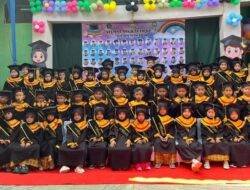 Tangis Haru dan Semarak Budaya Warnai Pelepasan 54 Siswa RA HM Mawardi Manonjaya
