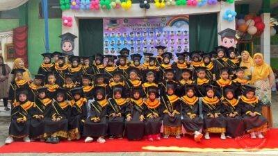 Sebanyak 54 siswa kelompok B resmi mengikuti prosesi pelepasan yang dikemas dalam pesta akhir tahun yang meriah.