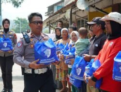 Sambut Hari Bhayangkara ke-80, Polres Garut Bagi-bagi Sembako ke Warga