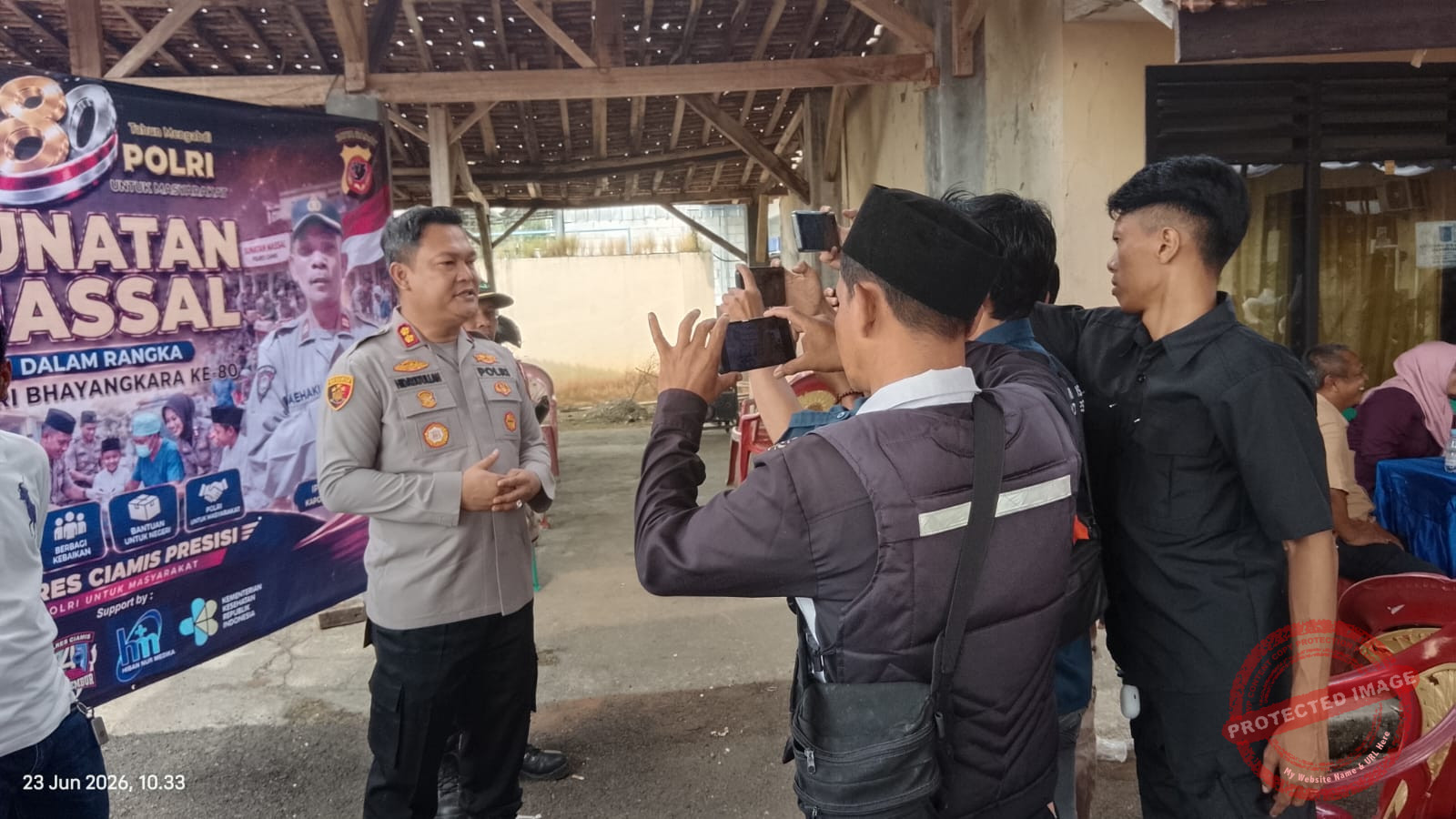 Kapolres Ciamis, AKBP H. Hidayatullah saat diwawancarai di kegiatan bakti sosial di Polsek Pamarican. (Dok, foto. Istimewa)