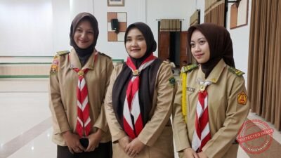 Pembina Pramuka, Novi (tengah) saat diwawancarai usai membantu Jemaah Haji di Islamic Center Ciamis. (Dok, foto. Kondusif.com)