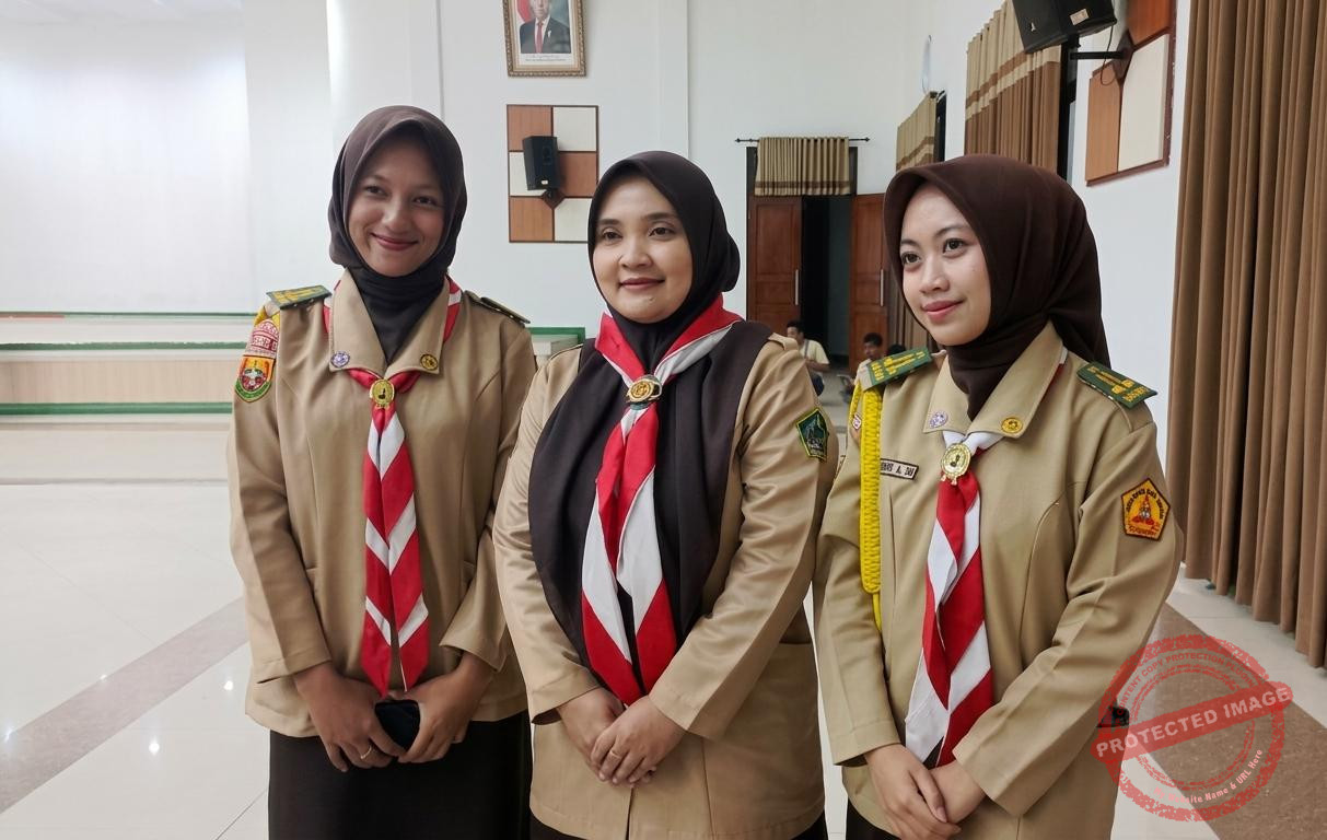 Pembina Pramuka, Novi (tengah) saat diwawancarai usai membantu Jemaah Haji di Islamic Center Ciamis. (Dok, foto. Kondusif.com)