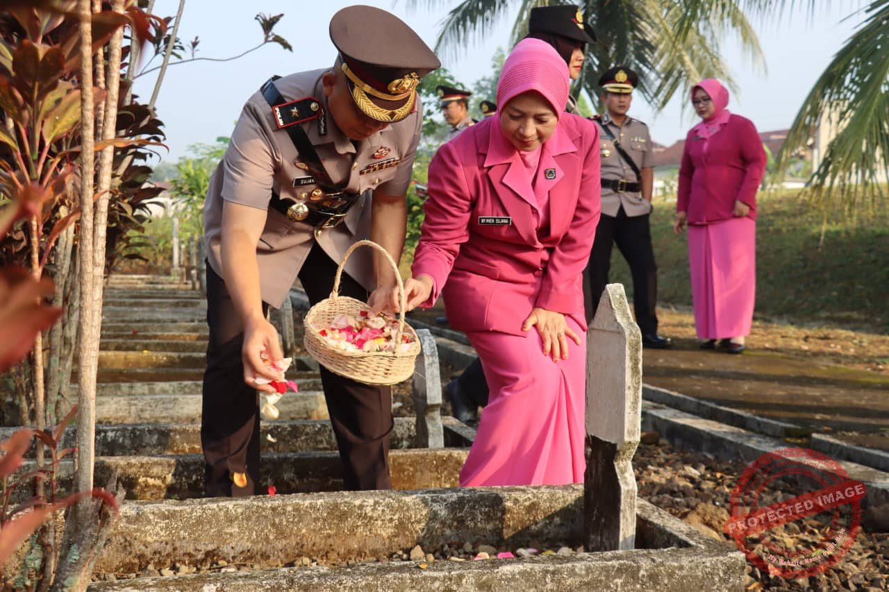 Foto: Kapolres Ciamis AKBP H. Hidayatullah S.H.,S.I.K.,M.Si Saat Melakukan Tabur Bunga di Makam Taman Pahlawan Panyingkiran Ciamis Foto: Kapolres Ciamis AKBP H. Hidayatullah S.H.,S.I.K.,M.Si Saat Melakukan Tabur Bunga di Makam Taman Pahlawan Panyingkiran Ciamis