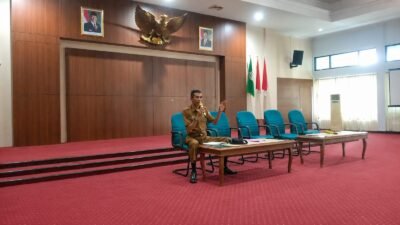 Kepala Bagian Protokol dan Komunikasi Pimpinan (Prokopim) Setda Ciamis, Memet Hikmat Raden, A.Ks., saat menyampaikan apresiasi kepada insan pers. (Dok, foto. Kondusif.com/resolusi foto AI)