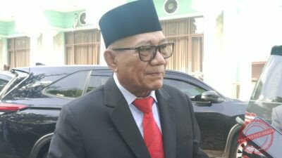 Agun Gunandjar Sudarsa Dewan Pembina Yayasan Pendidikan Galuh (YPG) saat memberikan wawancara kepada wartawan usai menghadiri Wisuda Universitas Galuh Ke-44 di Islamic Center Ciamis, Selasa (9/6/2026).