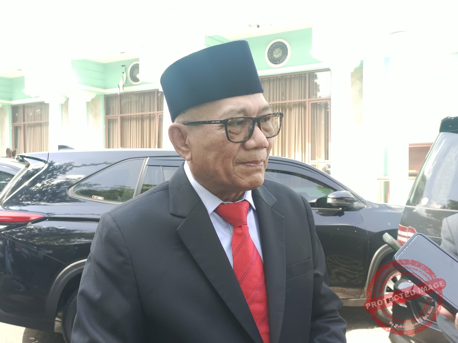 Agun Gunandjar Sudarsa Dewan Pembina Yayasan Pendidikan Galuh (YPG) saat memberikan wawancara kepada wartawan usai menghadiri Wisuda Universitas Galuh Ke-44 di Islamic Center Ciamis, Selasa (9/6/2026).