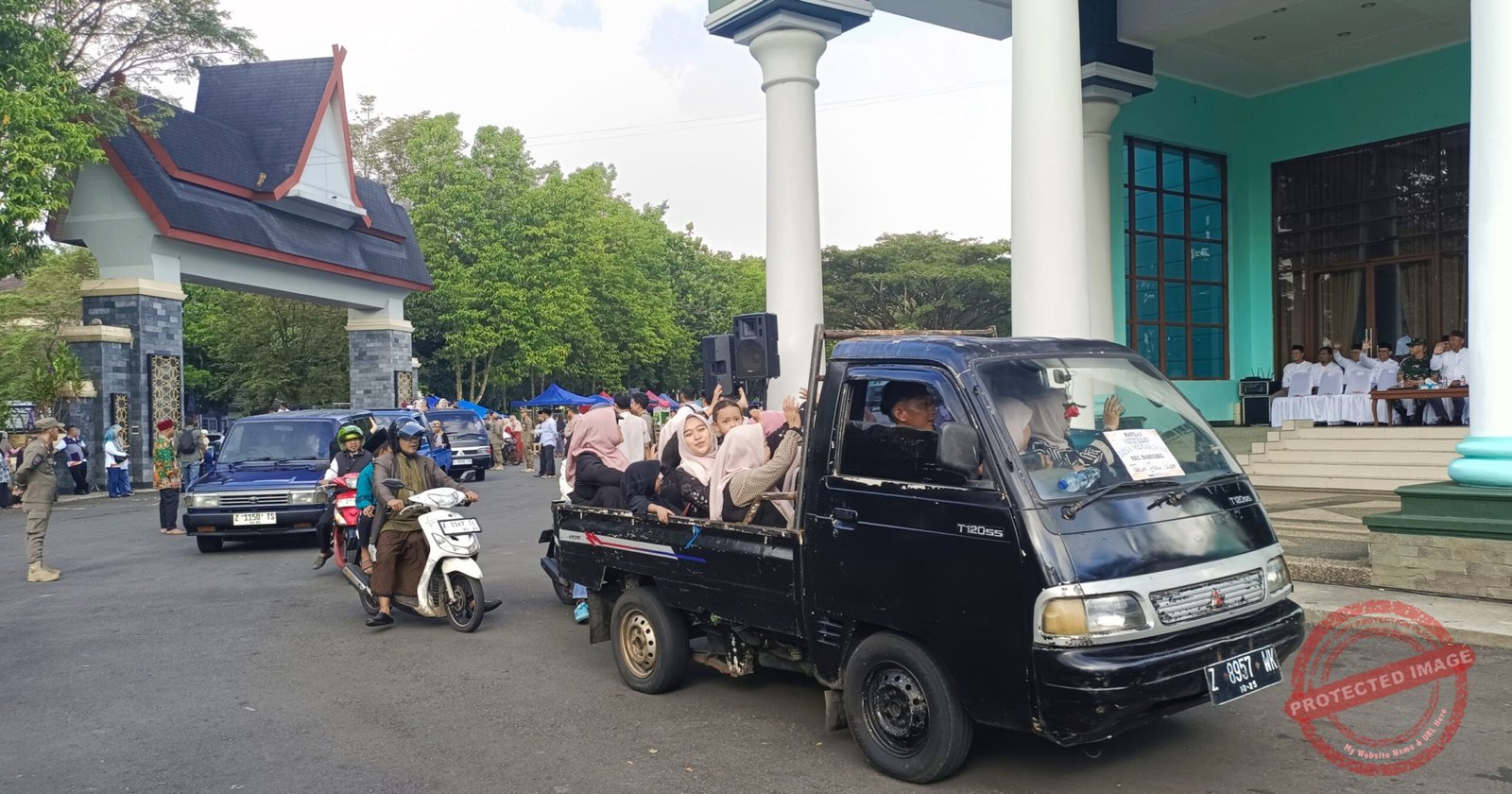 Raut bahagia terpancar dari wajah para santri yang berdesakan di atas bak mobil pikap hitam saat memasuki area Islamic Center Ciamis dalam rangka Pawai Muharram 1448 H, Selasa (16/6/2026). Di sebelah kanan, tampak Bupagi Ciamis, Herdiat Sunarya beserta jajaran Forkopimda duduk di podium untuk menyambut langsung kedatangan seluruh rombongan peserta. (Foto: Dok. Kondusif.com)