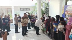 Mewujudkan semangat 'Guyub Ngawangun Galuh', Bupati Ciamis Herdiat Sunarya (depan kiri, kemeja batik) berinteraksi dalam acara gabungan di Pendopo yang melibatkan Komunitas Doervoer 100% Ulin untuk aksi donor darah dan penyaluran bantuan kepada warga. (Dok, foto. Kondusif.com)