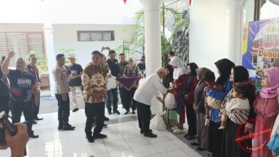 Mewujudkan semangat 'Guyub Ngawangun Galuh', Bupati Ciamis Herdiat Sunarya (depan kiri, kemeja batik) berinteraksi dalam acara gabungan di Pendopo yang melibatkan Komunitas Doervoer 100% Ulin untuk aksi donor darah dan penyaluran bantuan kepada warga. (Dok, foto. Kondusif.com)