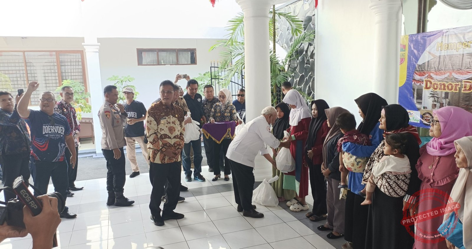 Mewujudkan semangat 'Guyub Ngawangun Galuh', Bupati Ciamis Herdiat Sunarya (depan kiri, kemeja batik) berinteraksi dalam acara gabungan di Pendopo yang melibatkan Komunitas Doervoer 100% Ulin untuk aksi donor darah dan penyaluran bantuan kepada warga. (Dok, foto. Kondusif.com)