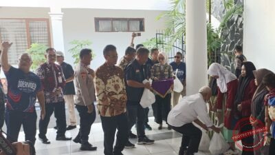Komunitas Doervoer Ciamis menyerahkan bantuan paket sembako di Penpodo Bupati Ciamis. (Dok, foto. Kondusif.com).