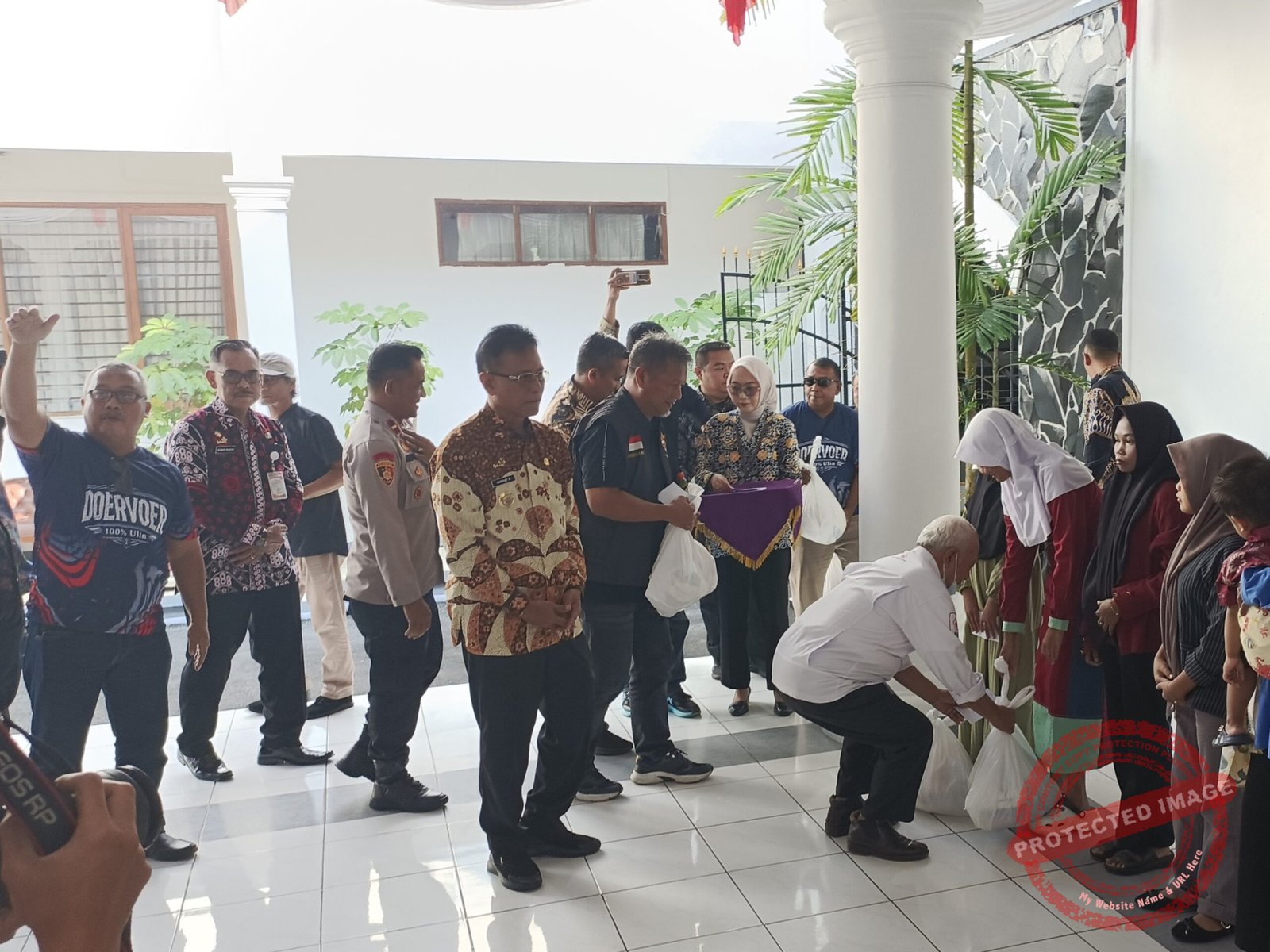 Komunitas Doervoer Ciamis menyerahkan bantuan paket sembako di Penpodo Bupati Ciamis. (Dok, foto. Kondusif.com).