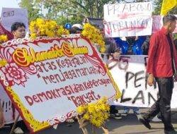Karangan Bunga Satir Warnai Aksi Mahasiswa di DPRD Ciamis