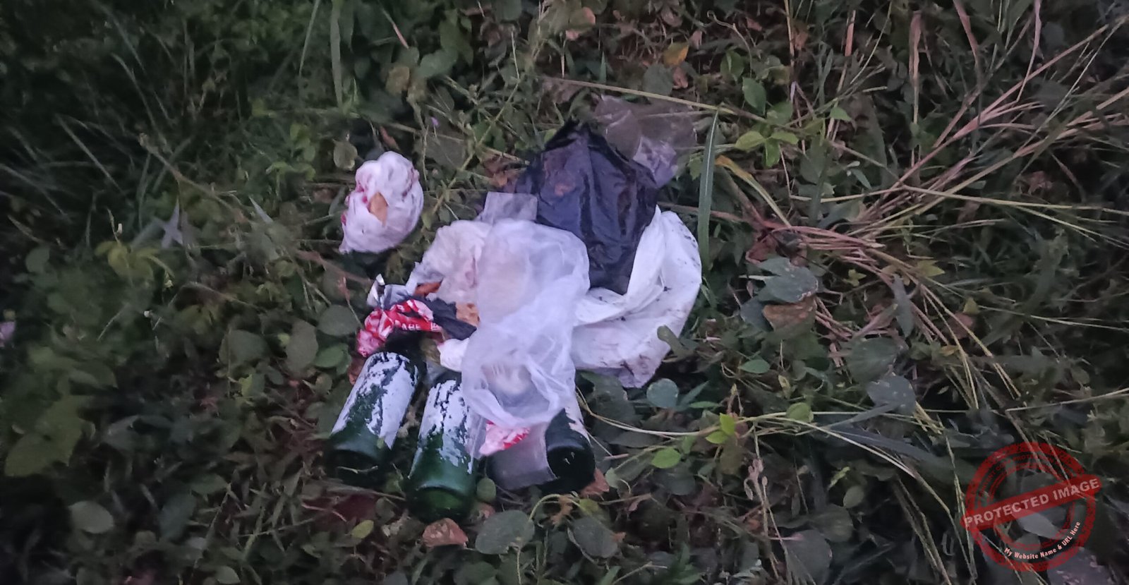 Botol Miras yang sebelumnya berserakan di kontrakan dibersihkan oleh Ketua RT