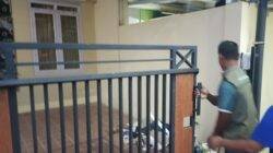 Ketua RT menunjukkan rumah kontrakan yang sebelumnya ditempati dua oknum mahasiswa yang diduga terlibat dalam kasus narkotika di salah satu perumahan di Kabupaten Ciamis, Selasa (23/6/2026). (Dok, foto. Kondusif.com)