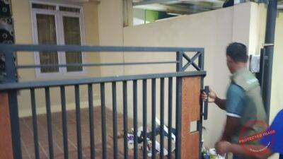 Ketua RT menunjukkan rumah kontrakan yang sebelumnya ditempati dua oknum mahasiswa yang diduga terlibat dalam kasus narkotika di salah satu perumahan di Kabupaten Ciamis, Selasa (23/6/2026). (Dok, foto. Kondusif.com)