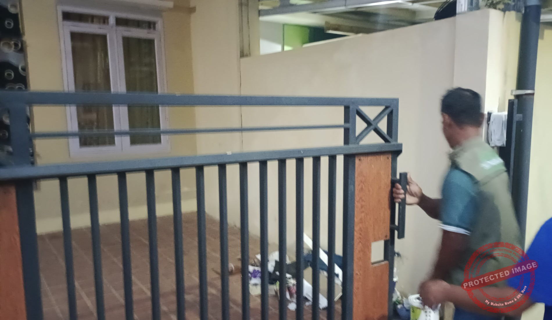 Ketua RT menunjukkan rumah kontrakan yang sebelumnya ditempati dua oknum mahasiswa yang diduga terlibat dalam kasus narkotika di salah satu perumahan di Kabupaten Ciamis, Selasa (23/6/2026). (Dok, foto. Kondusif.com)