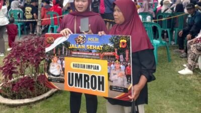 Ismi, warga Dusun Sigung I, RT 033 RW 012, Desa Nasol, Kecamatan Cikoneng meraih hadiah umroh di jalan sehat hari bhayangkara ke-80, Polres Ciamis. (Dok, foto. Istimewa)