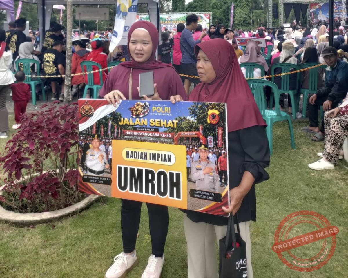 Ismi, warga Dusun Sigung I, RT 033 RW 012, Desa Nasol, Kecamatan Cikoneng meraih hadiah umroh di jalan sehat hari bhayangkara ke-80, Polres Ciamis. (Dok, foto. Istimewa)