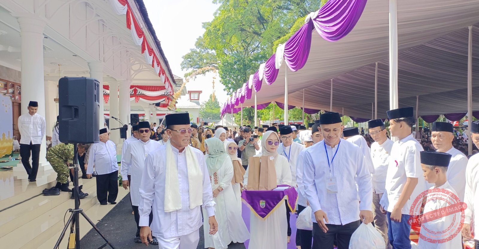 Bupati Ciamis Herdiat Sunarya memberikan suntikan semangat kepada ribuan anak yatim yang menghadiri kegiatan Guyub Muharam Miasih Yatim Ciamis Barokah