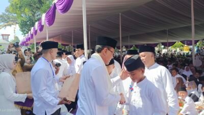 Bupati Ciamis, Herdiat Sunarya saat menyerahkan santunan secara simbolis di kegiatan Guyub Muharam Miasih Yatim Ciamis Barokah yang digelar di Pendopo. (Dok, foto. Kondusif.com)