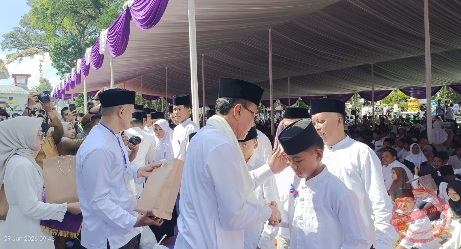 Bupati Ciamis, Herdiat Sunarya saat menyerahkan santunan secara simbolis di kegiatan Guyub Muharam Miasih Yatim Ciamis Barokah yang digelar di Pendopo. (Dok, foto. Kondusif.com)