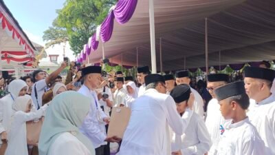 Bupati Ciamis, Herdiat Sunarya, saat memberikan santunan dalam kegiatan Guyub Muharam Miasih Yatim Ciamis Barokah di Pendopo Bupati Ciamis, Senin (29/6/2026).
