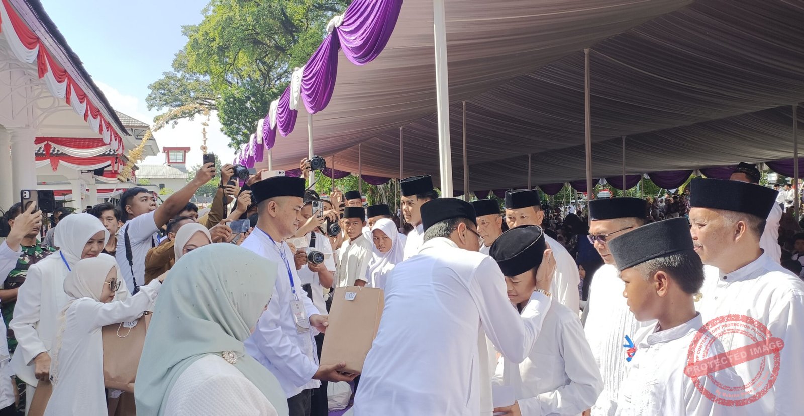 Bupati Ciamis, Herdiat Sunarya, saat memberikan santunan dalam kegiatan Guyub Muharam Miasih Yatim Ciamis Barokah di Pendopo Bupati Ciamis, Senin (29/6/2026).