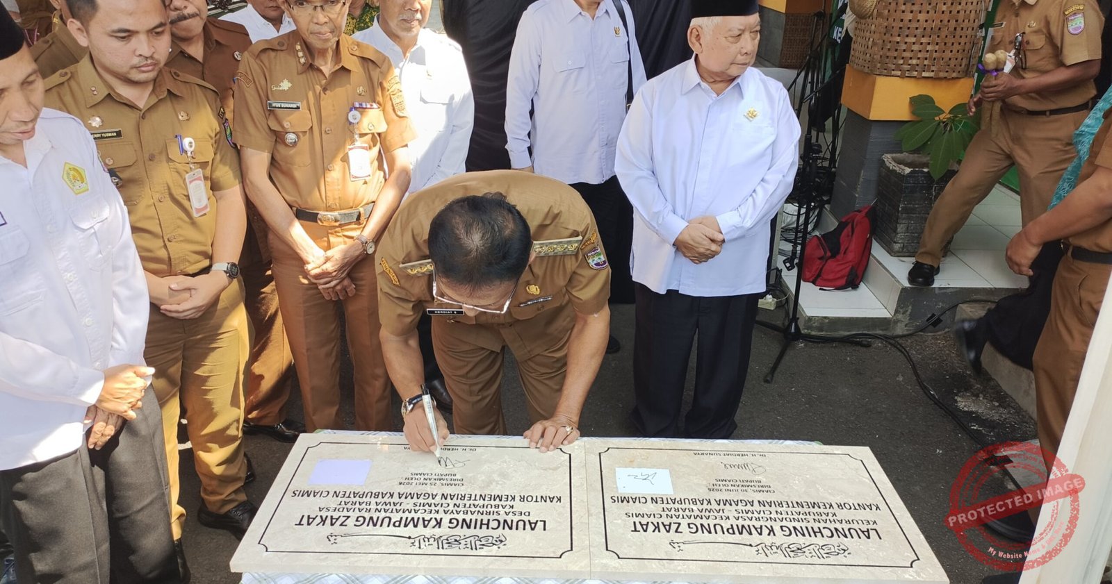 Bupati Ciamis, Herdiat Sunarya saat menandatangani baru prasasti peresmian kampung zakat Kelurahan Sindangrasa. (Dok, foto. Kondusif.com/fauza)