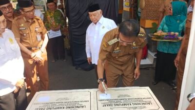 Bupati Ciamis, Herdiat Sunarya saat menandatangani prasasti peresmian Kampung Zakat Sindangrasa jadi yang 12 di Ciamis dari total 18 Kampung Zakat di Jawa Barat. (Dok, foto. Kondusif.com/fauza).