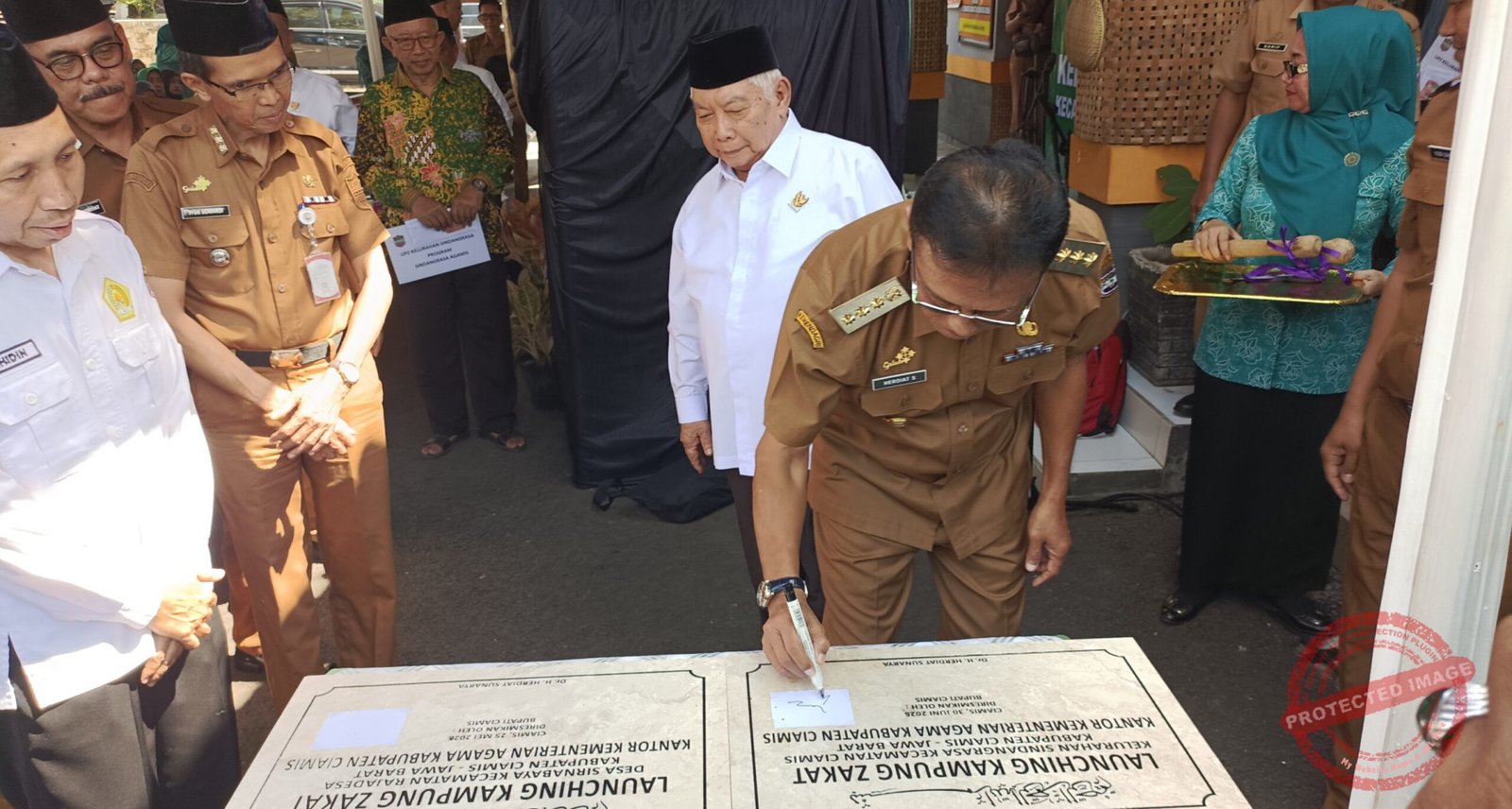 Bupati Ciamis, Herdiat Sunarya saat menandatangani prasasti peresmian Kampung Zakat Sindangrasa jadi yang 12 di Ciamis dari total 18 Kampung Zakat di Jawa Barat. (Dok, foto. Kondusif.com/fauza).