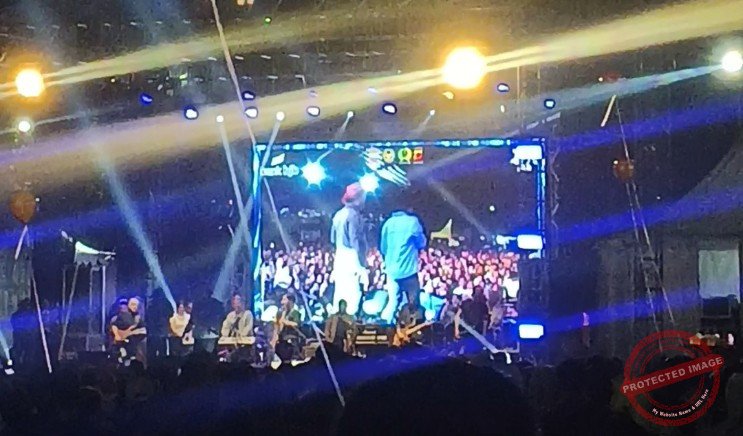 Charly Van Houten duet nyanyi di atas panggung harmoni tanpa batas bersama Kapolres Ciamis, AKBP, H. Hidayatullah menyanyikan lagu Kehilangan.