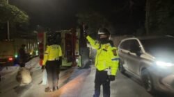 Respons Kilat Laporan 110, Polisi Evakuasi Truk Terguling di Tanjakan Lebak Jero