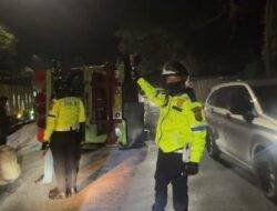 Respons Kilat Laporan 110, Polisi Evakuasi Truk Terguling di Tanjakan Lebak Jero