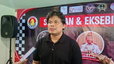 Grandmaster (GM) Susanto Megaranto saat diwawancarai di kegiatan simultan dan eksibisi catur di Ciamis. (Dok, foto. Tim kondusif.com)