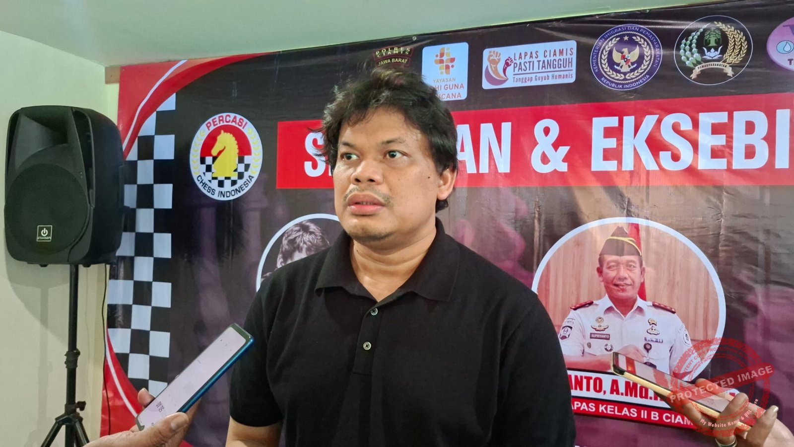 Grandmaster (GM) Susanto Megaranto saat diwawancarai di kegiatan simultan dan eksibisi catur di Ciamis. (Dok, foto. Tim kondusif.com)