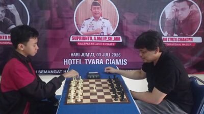 Fahmi Febriansyah saat beradu strategi di atas papan catur dengan Grandmaster Susanto Megaranto. (Dok, foto. Kondusif.com)