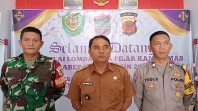 Kepala Desa Rancah Dedi Hidayat (tengah), didampingi Bhabinkamtibmas Aiptu Yedi Setiyadi (kanan) dan Babinsa Serda Yudini (kiri), sebagai representasi Tiga Pilar Desa Rancah. (Dok, foto. Tim kondusif.com)