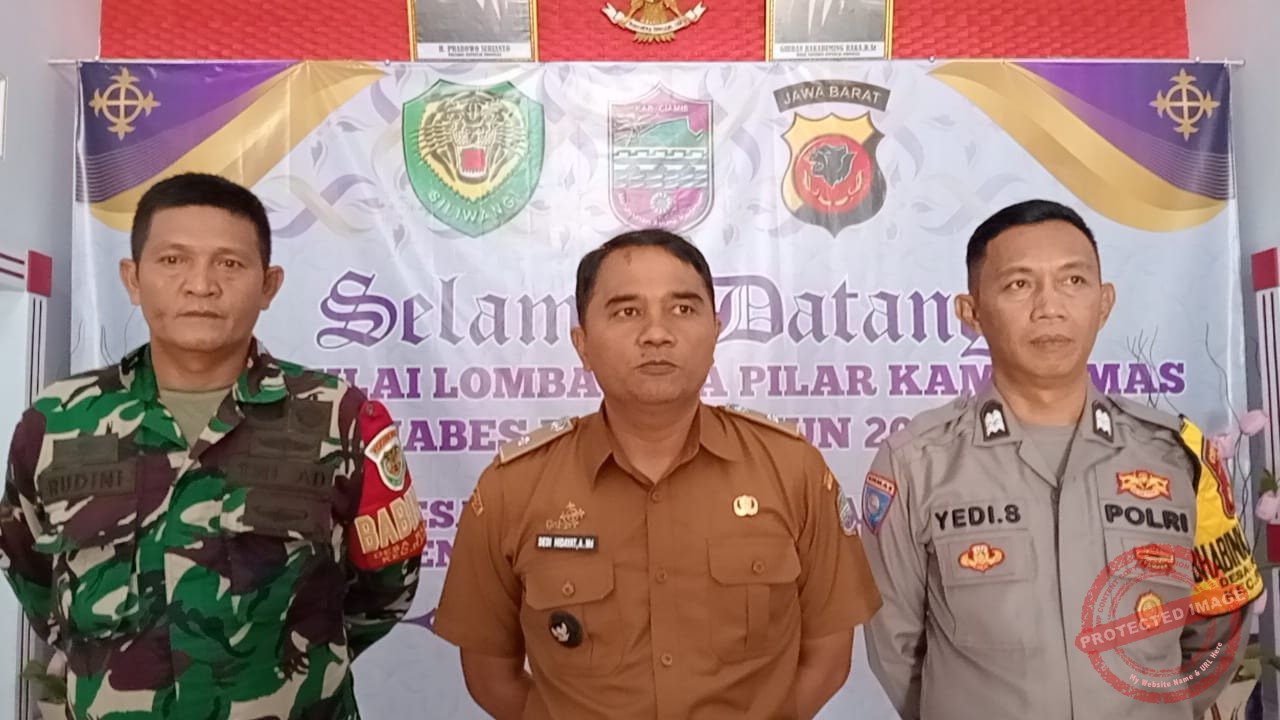 Kepala Desa Rancah Dedi Hidayat (tengah), didampingi Bhabinkamtibmas Aiptu Yedi Setiyadi (kanan) dan Babinsa Serda Yudini (kiri), sebagai representasi Tiga Pilar Desa Rancah. (Dok, foto. Tim kondusif.com)