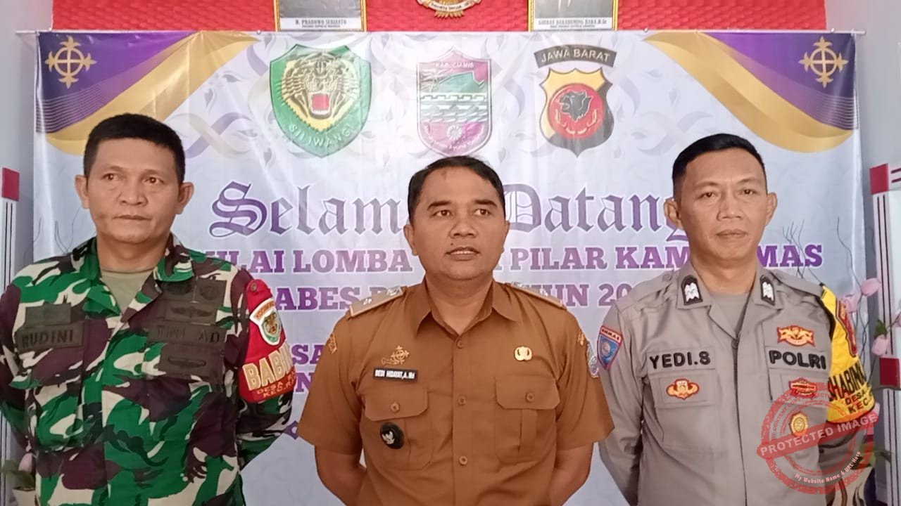 Kepala Desa Rancah Dedi Hidayat (tengah), didampingi Bhabinkamtibmas Aiptu Yedi Setiyadi (kanan) dan Babinsa Serda Yudini (kiri), sebagai representasi Tiga Pilar Desa Rancah. (Dok, foto. Tim kondusif.com)
