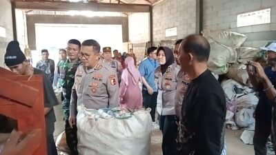 Tim penilai lomba tiga pilar Mabes Polri saat meninjau inovasi pengelolaan sampah di Desa Rancah. (Dok, foto. Tim kondusif.com)