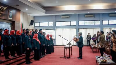 Ketua Ikatan Dokter Indonesia (IDI) Jawa Barat, Dr. Mohamad Luthfi, Sp.PD, Subsp.HOM(K), FINASIM, MM.RS, FISQua, saat melantik Pengurus IDI Cabang Ciamis periode 2026–2029 di Aula Sekretariat Daerah Kabupaten Ciamis, Jumat (10/7/2026). (Dok, foto. Istimewa)
