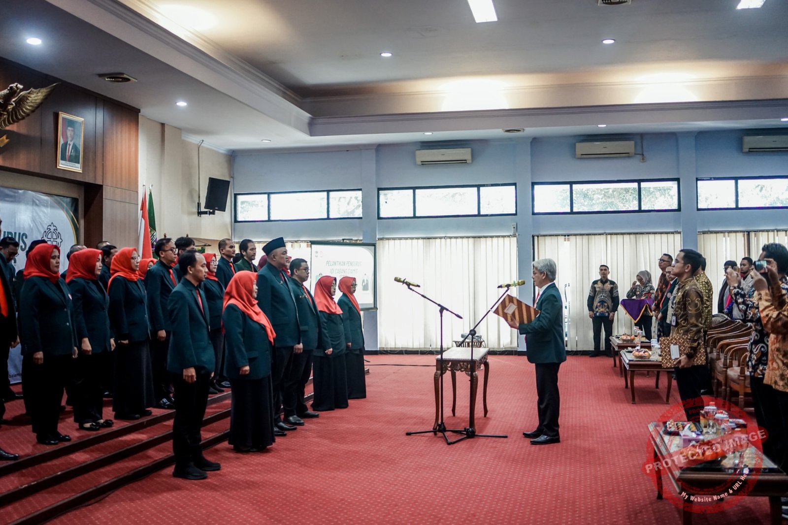 Ketua Ikatan Dokter Indonesia (IDI) Jawa Barat, Dr. Mohamad Luthfi, Sp.PD, Subsp.HOM(K), FINASIM, MM.RS, FISQua, saat melantik Pengurus IDI Cabang Ciamis periode 2026–2029 di Aula Sekretariat Daerah Kabupaten Ciamis, Jumat (10/7/2026). (Dok, foto. Istimewa)